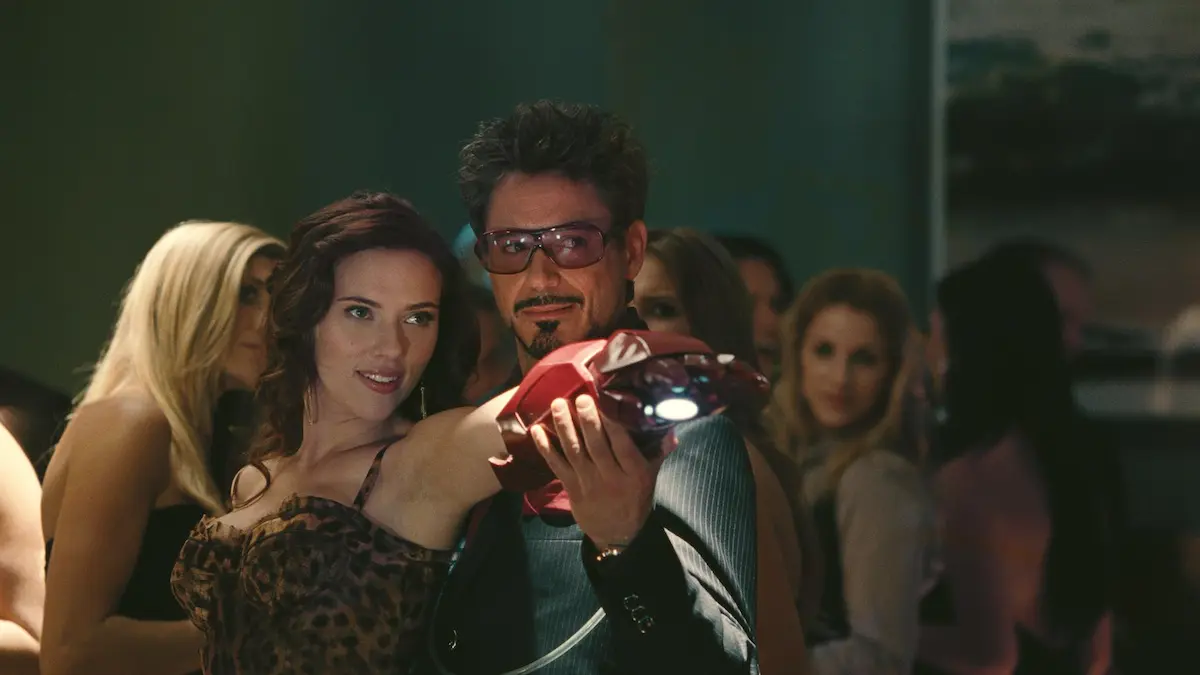 Robert Downey Jr. e Scarlett Johansson in Iron Man 2 (2010)