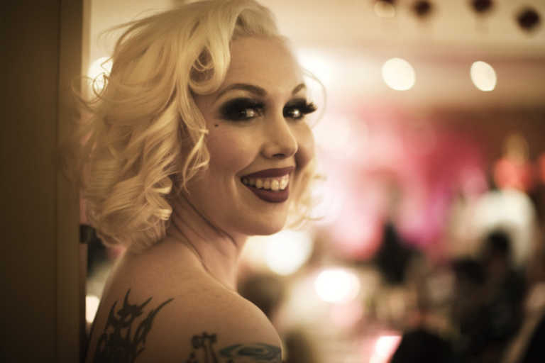 Tournée: recensione del film di Mathieu Amalric