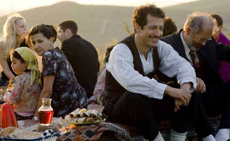 Almanya: la mia famiglia va in Germania, recensione del film