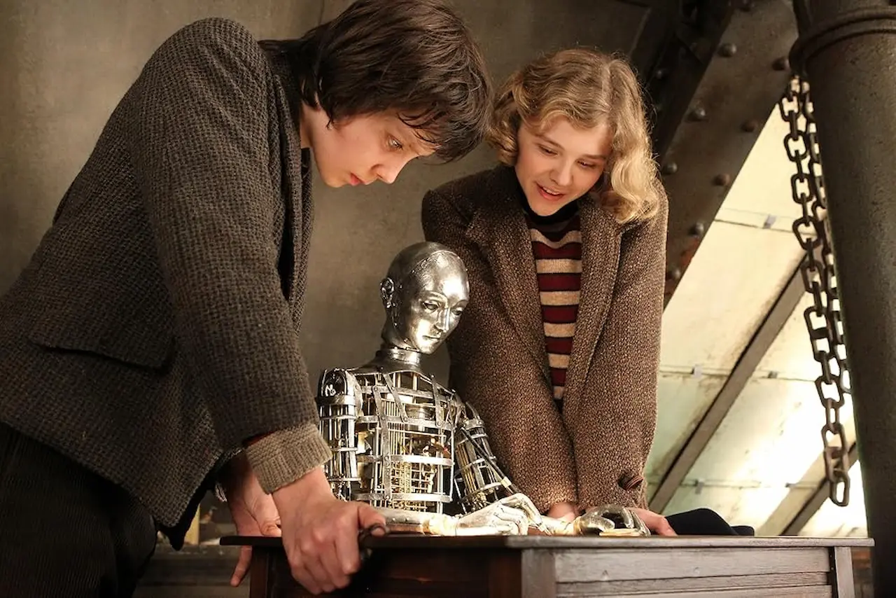 Chloë Grace Moretz e Asa Butterfield in Hugo Cabret