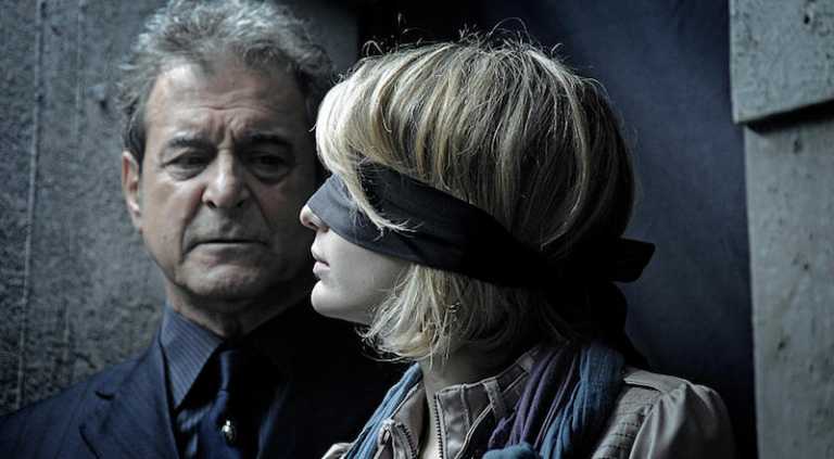 L’arrivo di Wang: recensione del film dei Manetti Bros