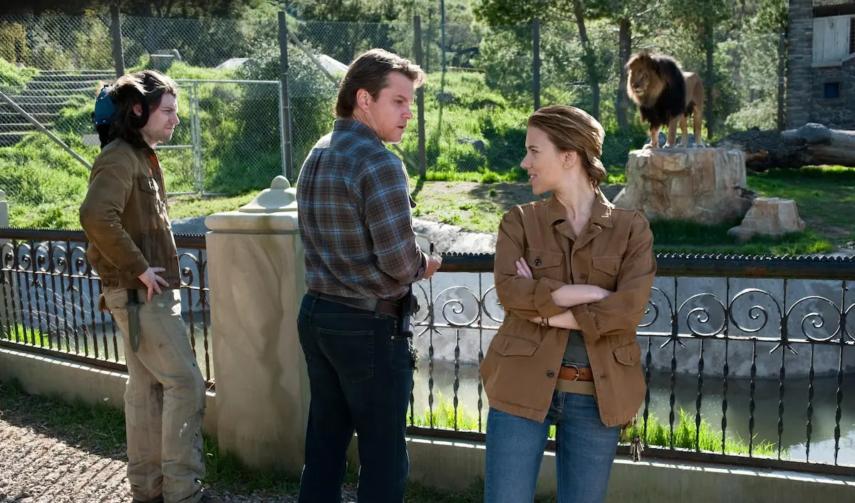 Matt Damon, Patrick Fugit, Scarlett Johansson, Crystal the Monkey, and Felix in La mia vita è uno zoo (2011)