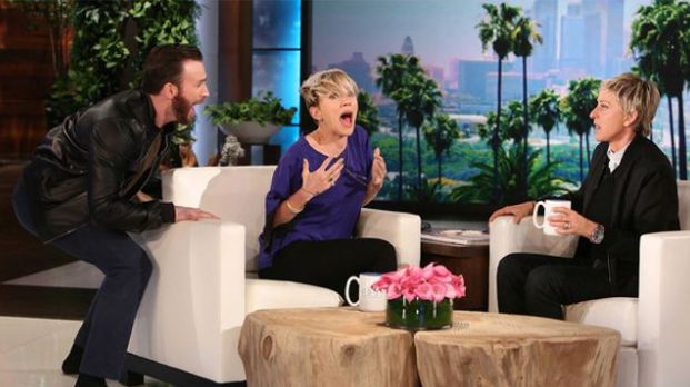 Chris Evans spaventa Scarlet Johansson, ospite di Ellen DeGeneres