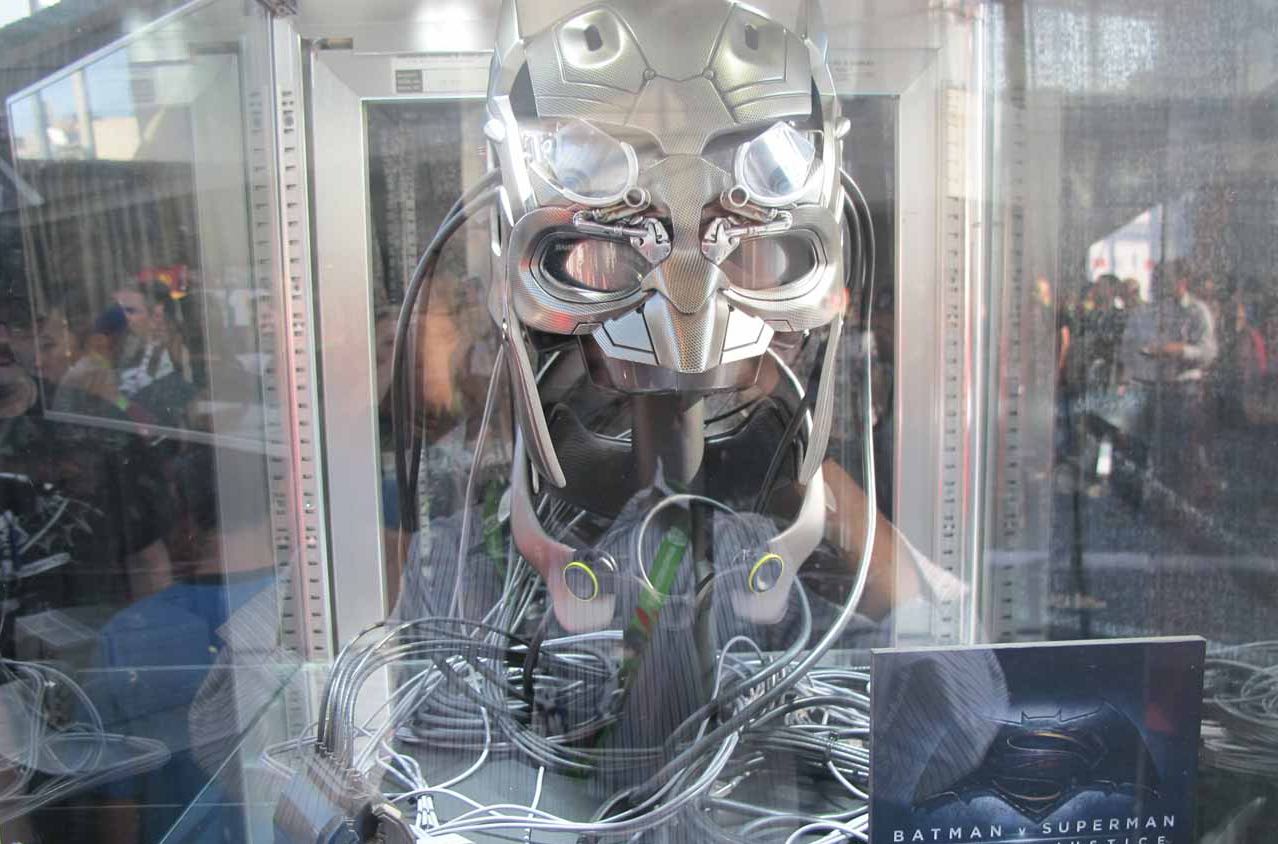 Batman v Superman: i gadget di Batman, action figure e il merchandising [Foto]