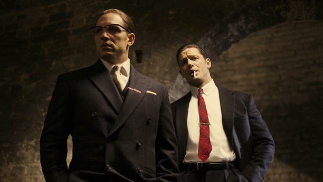 Tom Hardy e il suo “doppio talento” nelle clip di Legend
