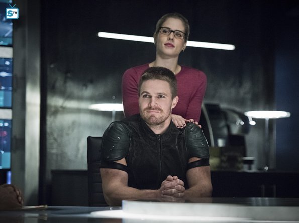 Arrow 4×07: foto dall’episodio “Brotherhood” con Stephen Amell Arrow 4×07: foto dall’episodio “Brotherhood” con Stephen Amell