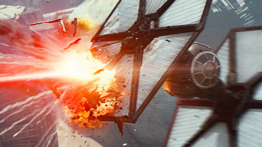 Star Wars il Risveglio della Forza: Millennium Falcon vs TIE Fighter [foto]