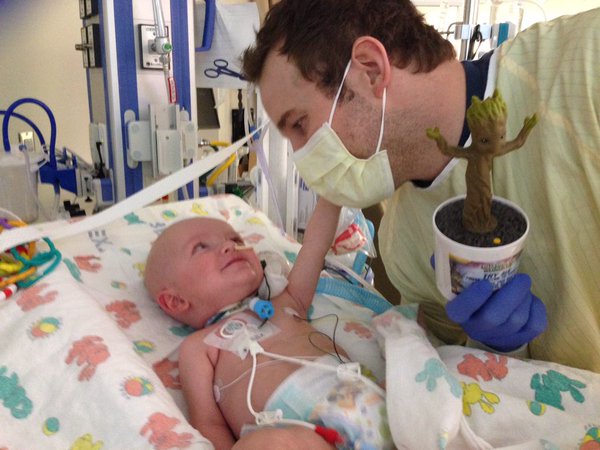 Chris Pratt e Baby Groot visitano il Seattle Children’s Hospital
