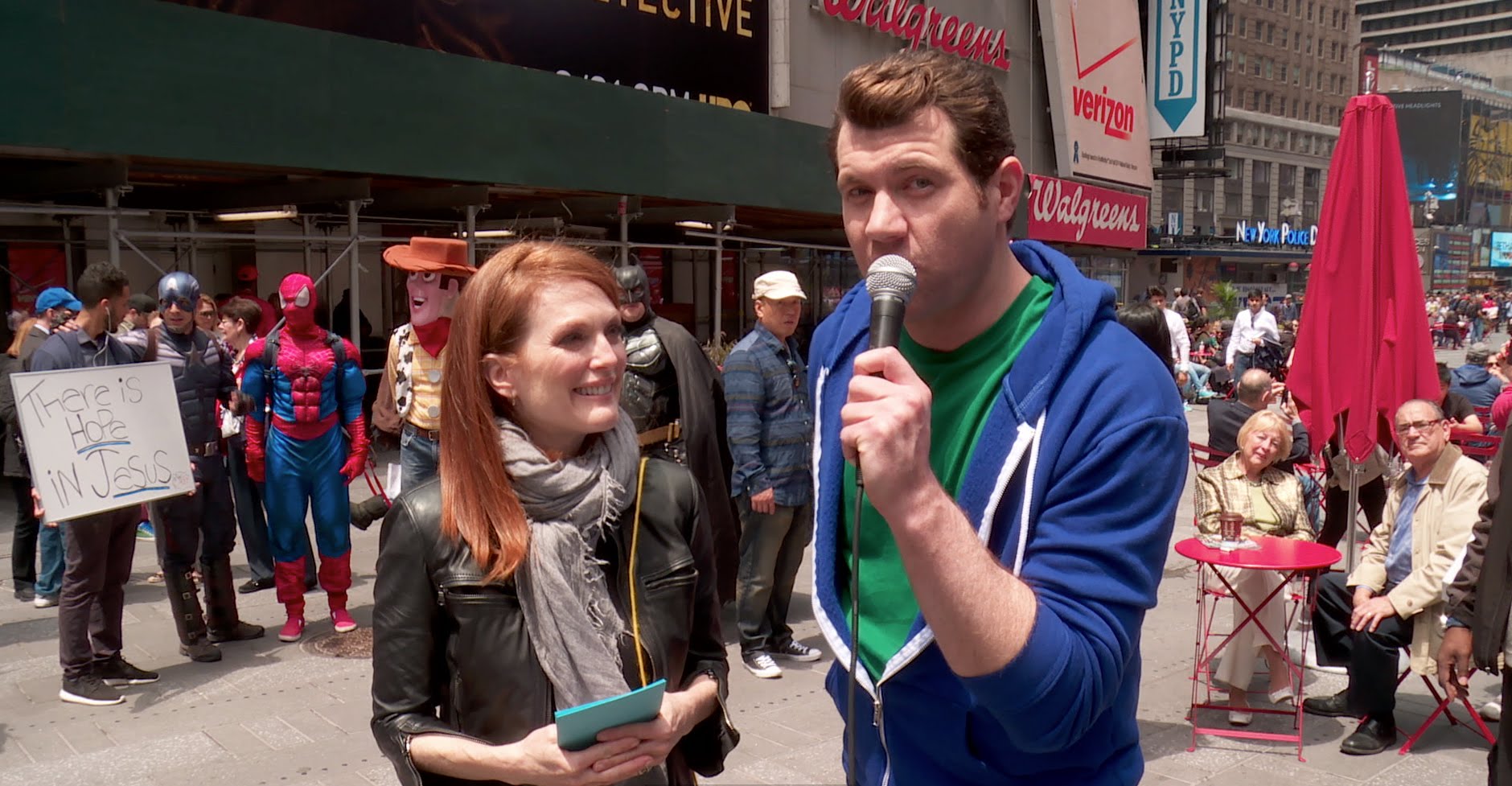 Julianne Moore a Time Square recita per i passanti Julianne Moore a Time Square recita per i passanti