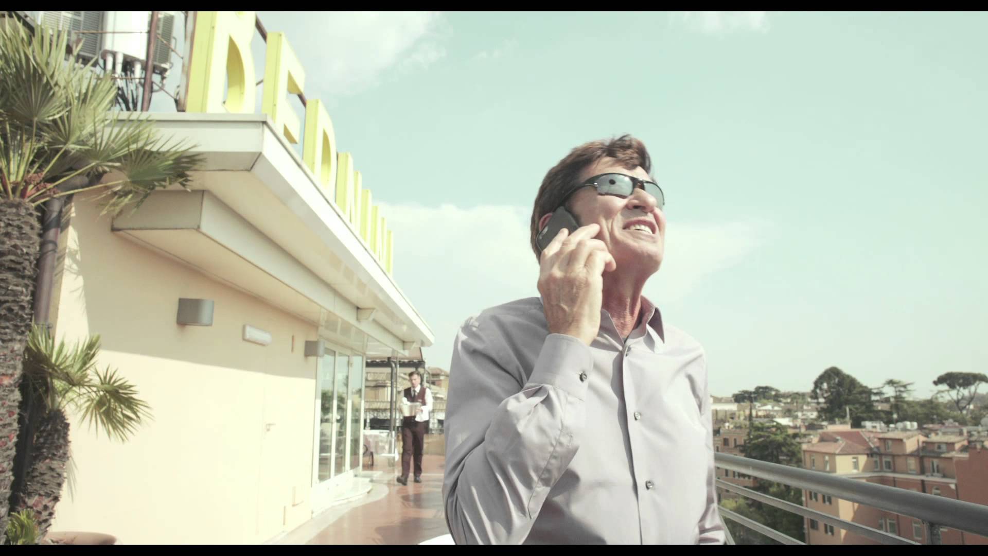 The Pills Sempre meglio che lavorare: la clip con Gianni Morandi The Pills Sempre meglio che lavorare: la clip con Gianni Morandi