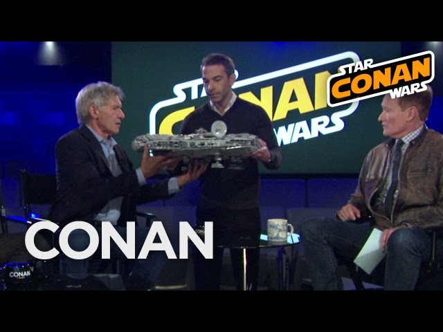 Millennium Falcon: Harrison Ford distrugge la riproduzione LEGO al StarConanWars Millennium Falcon: Harrison Ford distrugge la riproduzione LEGO al StarConanWars