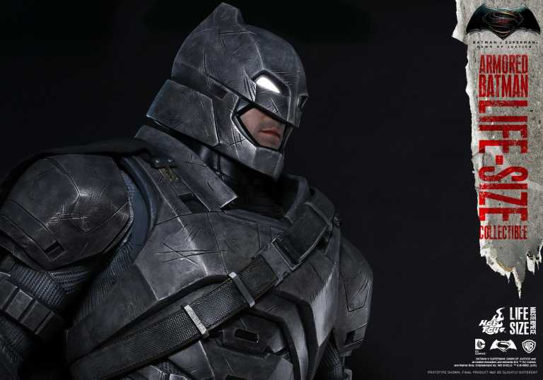 Batman v Superman: la statua a grandezza naturale di Batman in armatura