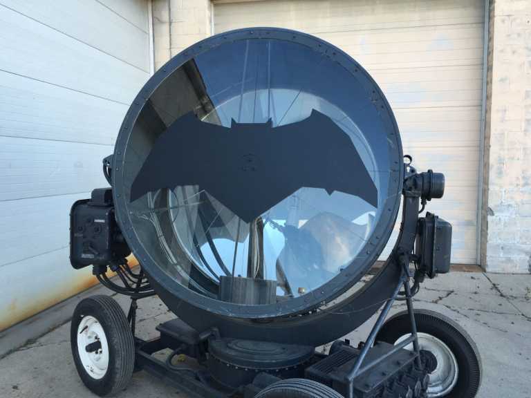 Batman v Superman: il Bat-Segnale del film è in vendita su eBay!