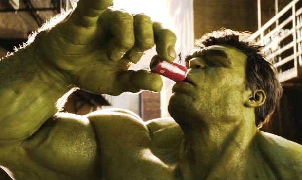 Hulk e Ant-Man si contendono l’ultima Coca-Cola al Super Bowl