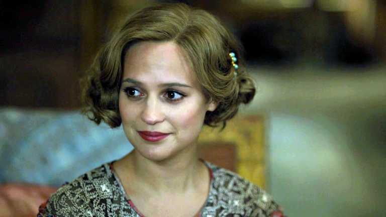 Alicia Vikander magnifica su Vanity Fair