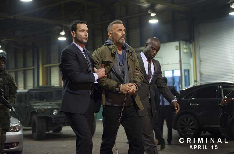 Criminal: nuovo poster del thriller con Michael Pitt
