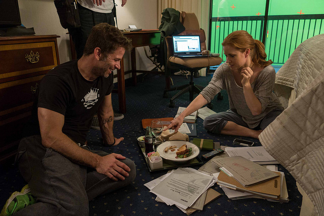 Batman v Superman: Zack Snyder dirige il cast nelle nuove foto