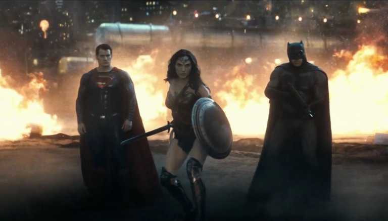 Batman v Superman: la trinità e la Batmobile in due nuovi scatti