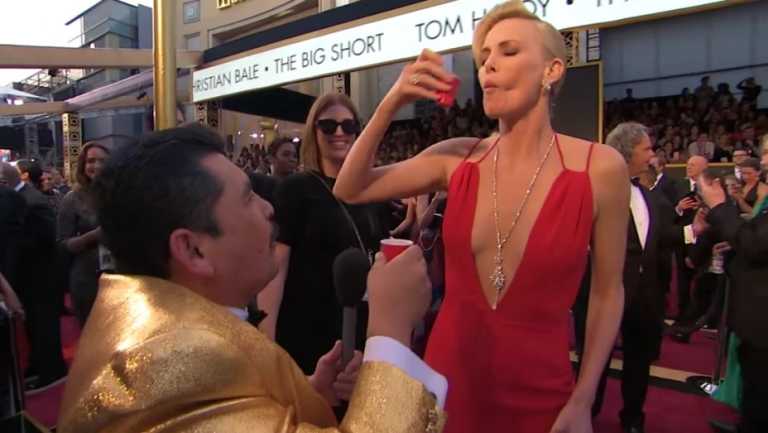 Oscar 2016: le star bevono tequila sul red carpet con Guillermo