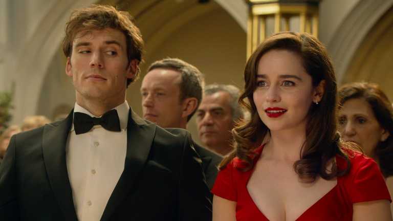 Emilia Clarke vestita di rosso nella nuova clip di Io prima di te