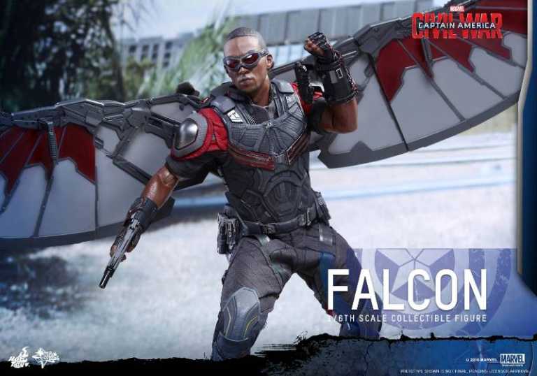 Captain America Civil War: l’action figure di Falcon della Hot Toys Captain America Civil War: l’action figure di Falcon della Hot Toys