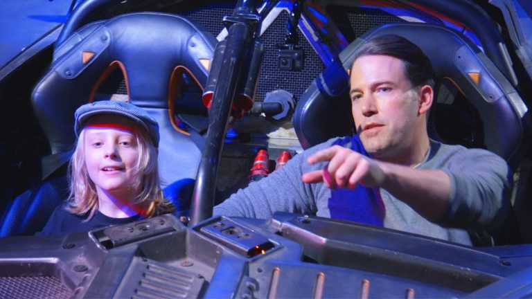 Ben Affleck a bordo della Batmobile per beneficenza Ben Affleck a bordo della Batmobile per beneficenza