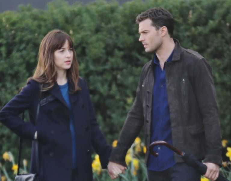 Cinquanta Sfumature di Nero: Christian e Anastasia mano nella mano Cinquanta Sfumature di Nero: Christian e Anastasia mano nella mano
