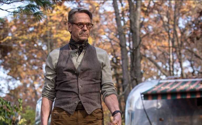 Batman v Superman: Alfred taglialegna in una nuova foto dal backstage Batman v Superman: Alfred taglialegna in una nuova foto dal backstage