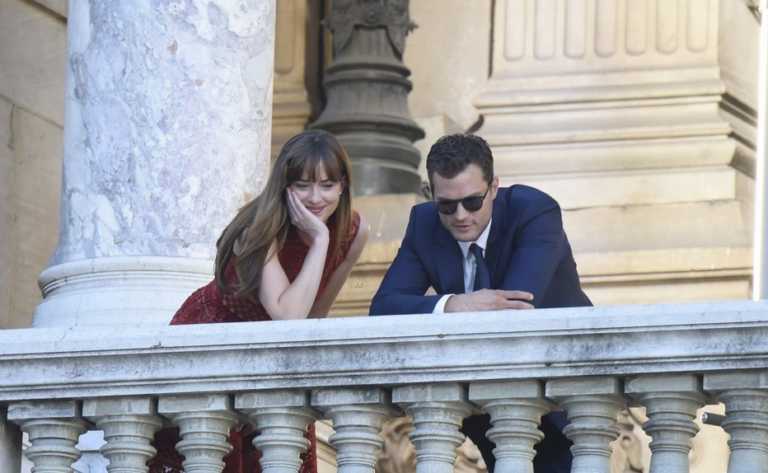 Cinquanta Sfumature: bagno di folla sul set per i protagonisti a Parigi