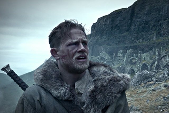 King Arthur Legend of the Sword: Charlie Hunnam e Excalibur nel poster King Arthur Legend of the Sword: Charlie Hunnam e Excalibur nel poster