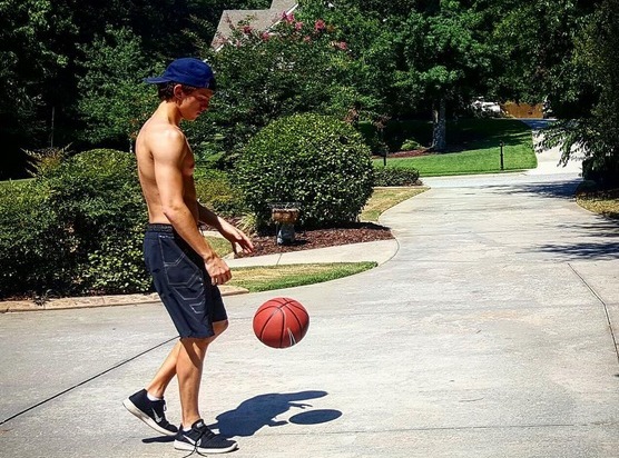 Tom Holland mette in mostra il suo fisico da Spider-Man
