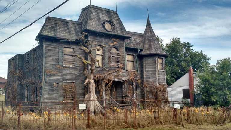 It di Stephen King: la casa stregata nelle nuove immagini It di Stephen King: la casa stregata nelle nuove immagini