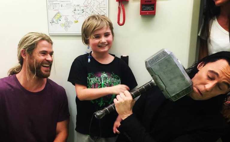 Thor Ragnarok: Chris Hemsworth e Tom Hiddleston in visita all’ospedale pediatrico di Brisbane