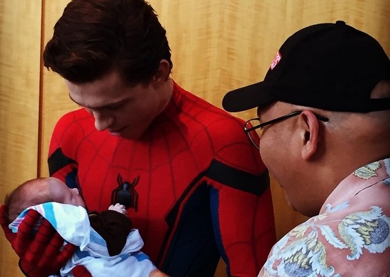 Tom Holland visita un ospedale pedriatrico vestito da Spider-Man