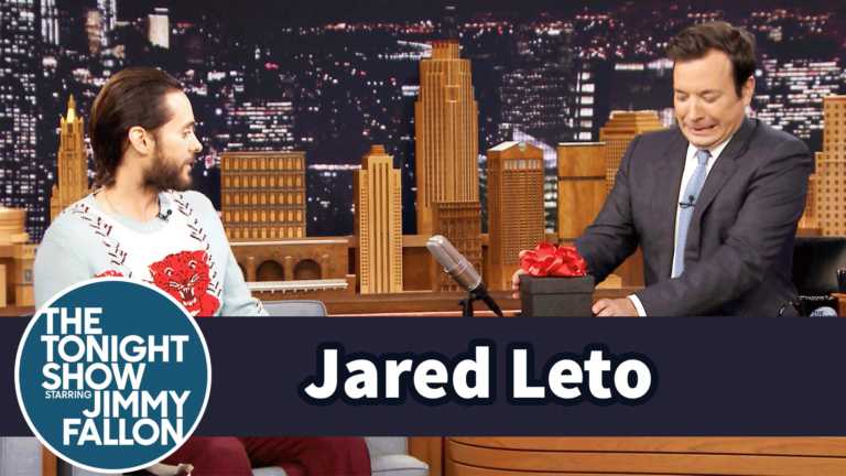 Suicide Squad: Jared Leto fa un regalo alla Joker a Jimmy Fallon – video