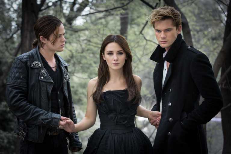 Fallen: trailer ufficiale con Jeremy Irivine Fallen: trailer ufficiale con Jeremy Irivine