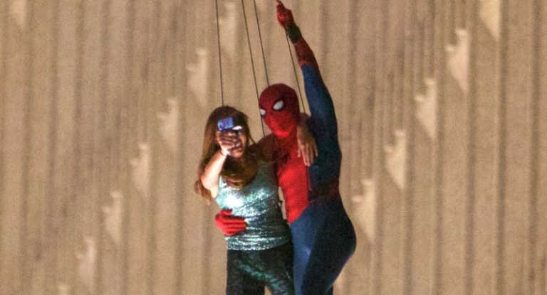 Spider-Man Homecoming, foto dal set: Spidey in volo con una misteriosa rossa