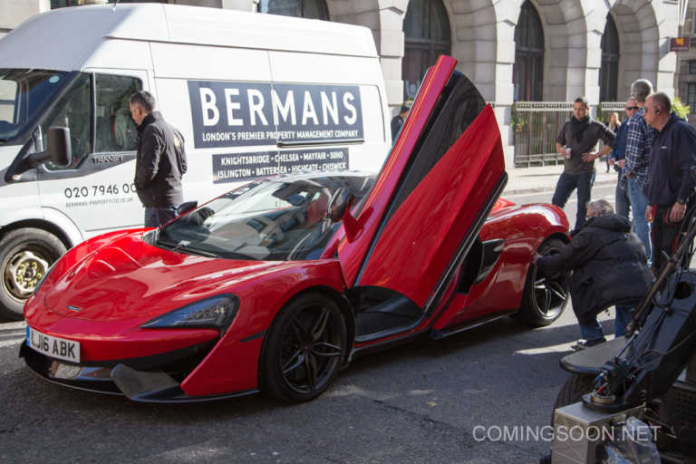 Transformers The Last Knight: bolidi a quattro ruote sul set