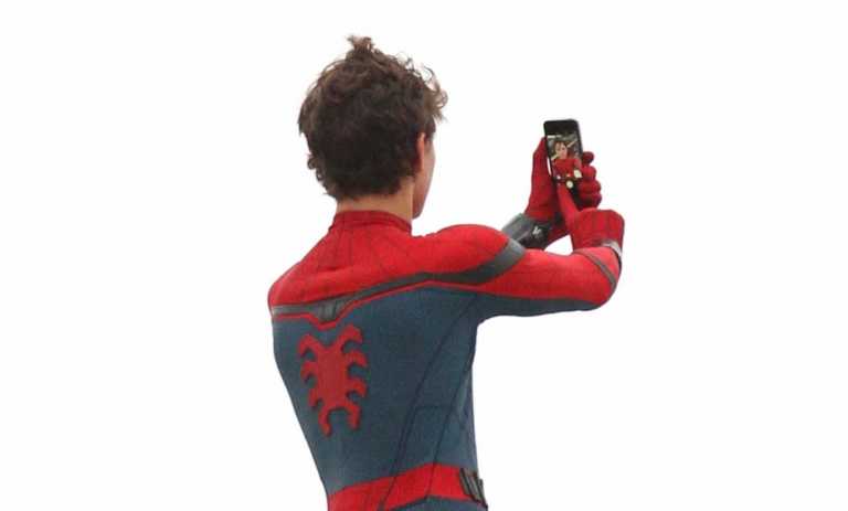 Spider-Man Homecoming: Tom Holland super social sul set