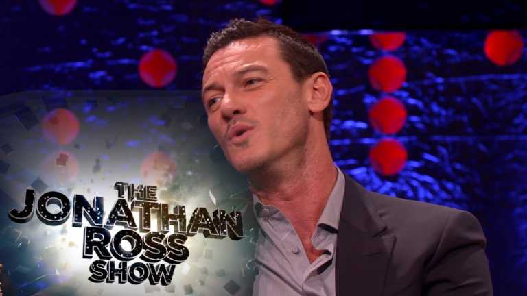 Luke Evans sfida Adele e sfodera una voce insospettata – video