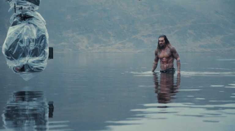 Justice League: Jason Momoa mozzafiato sul set