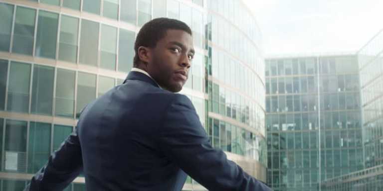 Black Panther: un acrobatico inseguimento in auto nelle foto dal set Black Panther: un acrobatico inseguimento in auto nelle foto dal set