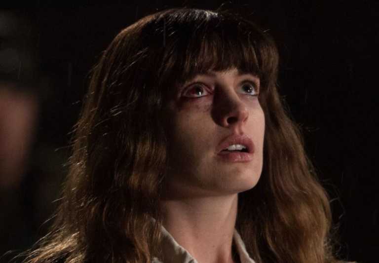 Colossal﻿: Anne Hathaway controlla un mostro gigante nel nuovo teaser trailer