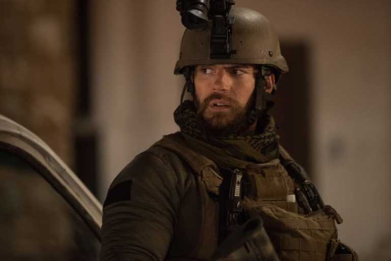 Henry Cavill e Nicholas Hoult nelle foto di Sand Castle Henry Cavill e Nicholas Hoult nelle foto di Sand Castle