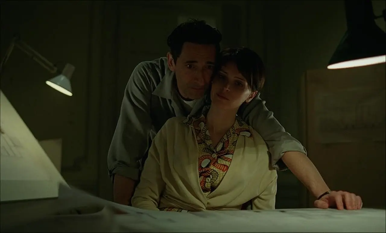 Adrien Brody e Felicity Jones in The Brutalist