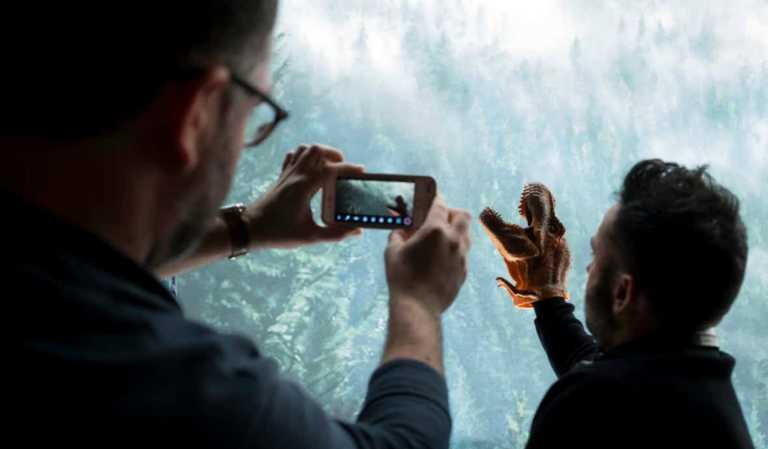 Jurassic World 2: J.A. Bayona gioca con i dinosauri