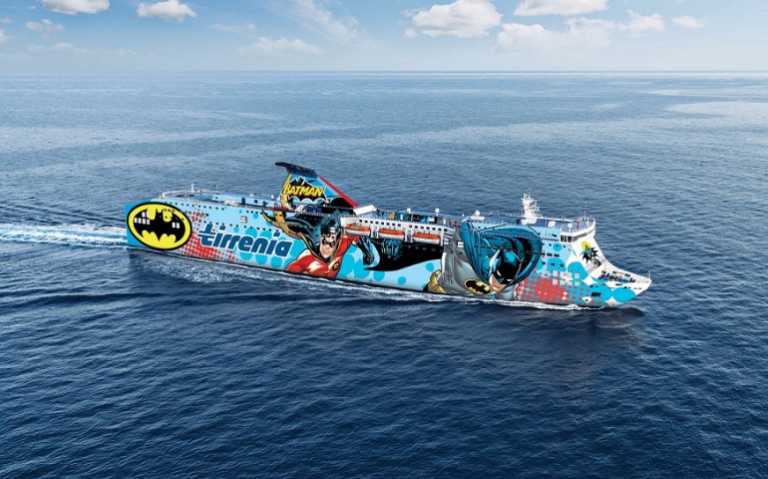 I traghetti Tirrenia con i supereroi della Dc Comics