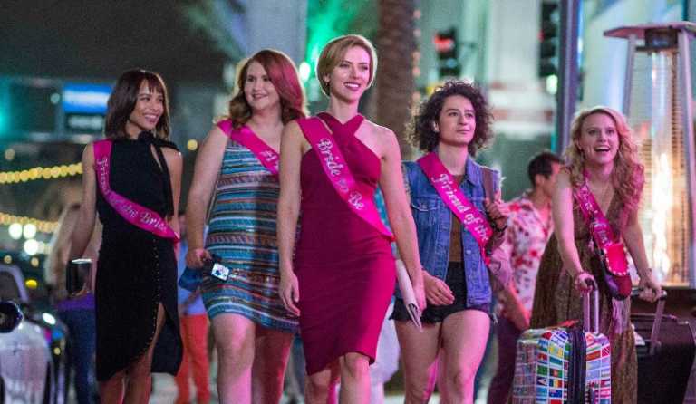 Crazy Night – Festa col morto: trailer italiano della commedia nera con Scarlett Johansson Crazy Night – Festa col morto: trailer italiano della commedia nera con Scarlett Johansson