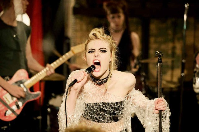 How to Talk to Girls at Parties: Elle Fanning condivide il trailer del film How to Talk to Girls at Parties: Elle Fanning condivide il trailer del film