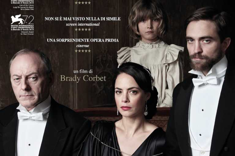 L’infanzia di un capo: clip esclusiva dal film con Robert Pattinson